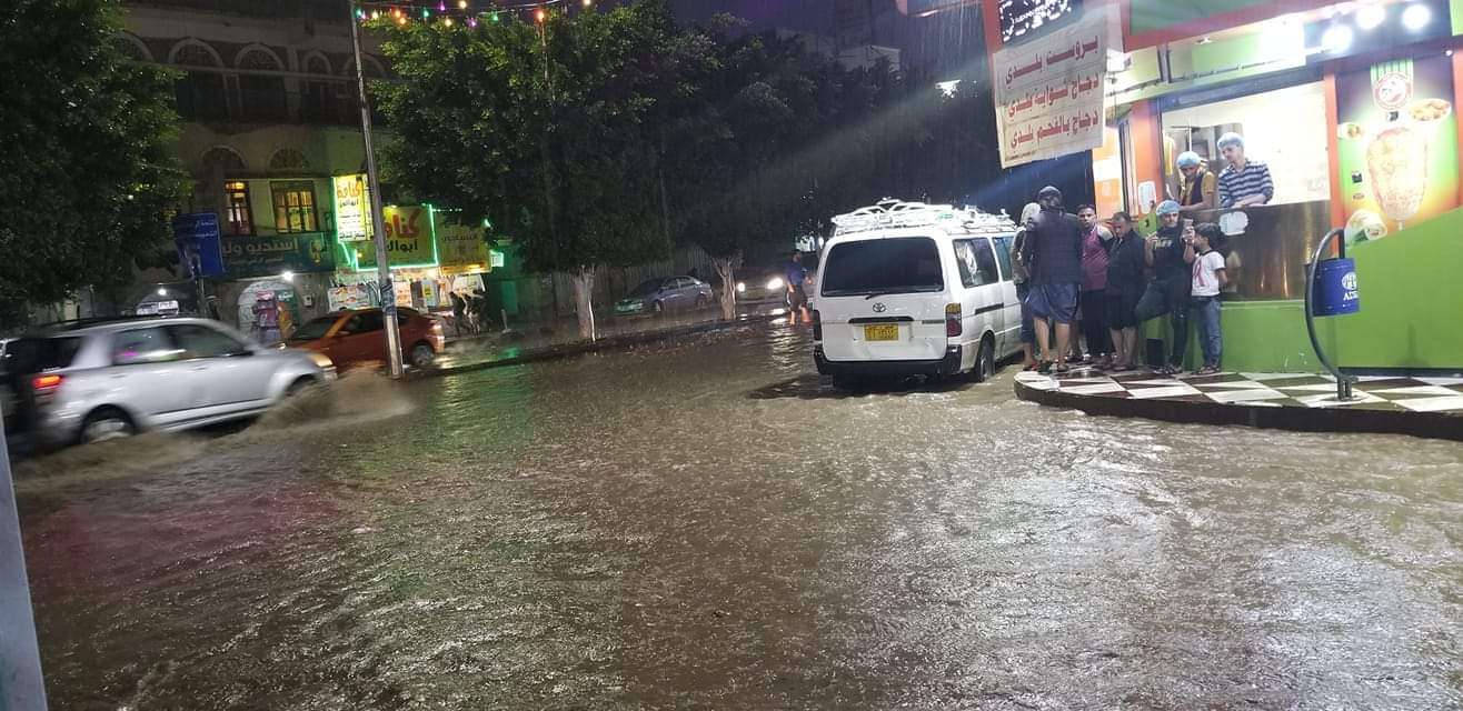 عاجل :مياه الامطار تغرق شارع شهير في صنعاء(صورة) عاجل :مياه الامطار تغرق شارع شهير في صنعاء(صورة)