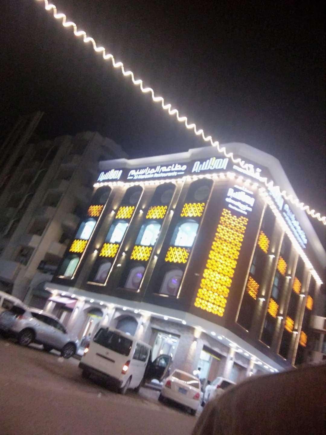 مطعم يتسبب بازدحام خانق في عدن