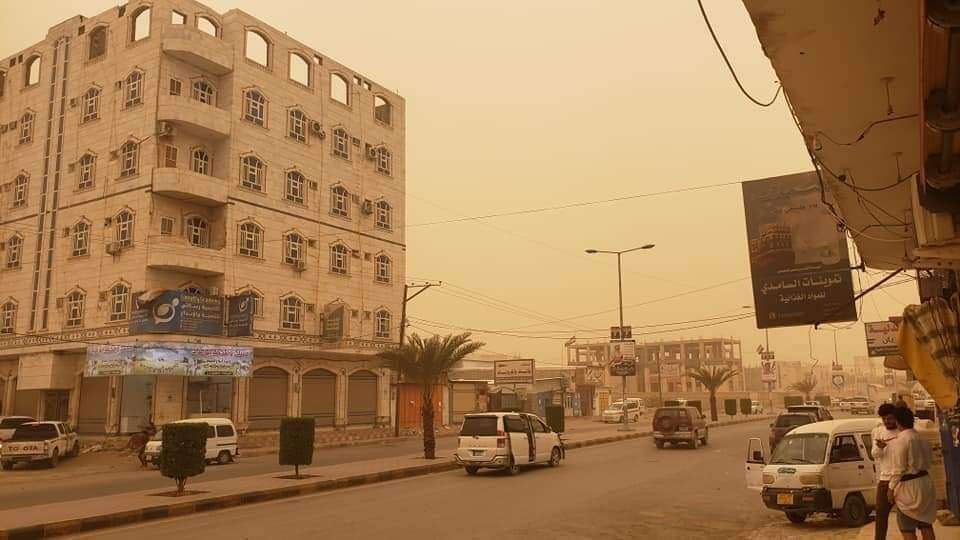 موجة غبار كبيرة تجتاح مأرب موجة غبار كبيرة تجتاح مأرب