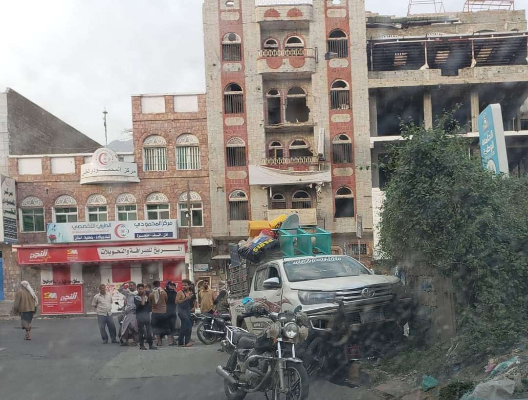 عاجل : وفاة سائق دراجة نارية بتعز بحادث مروع(صورة )