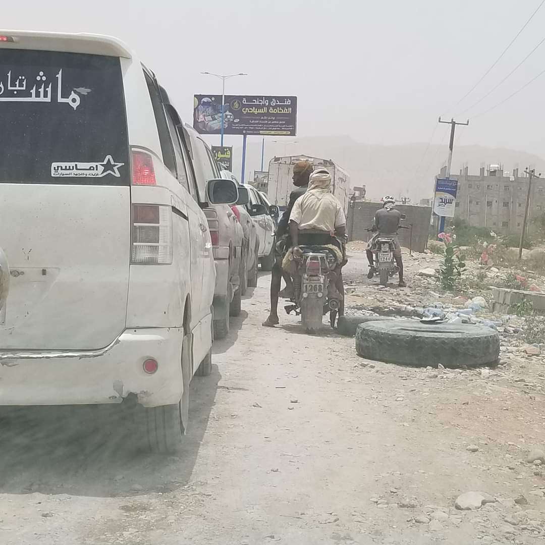 بسبب النقاط العسكرية .. زحام خانق في عتق (صورة)