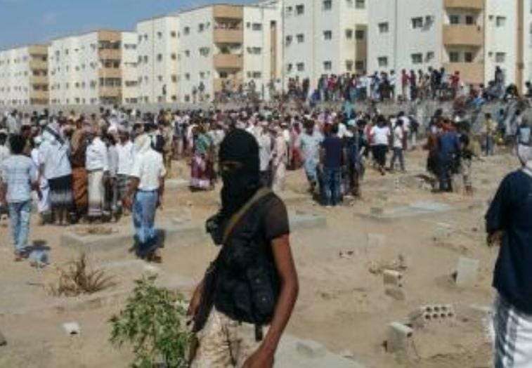 في تمادي واضح لظاهرة البسط .. أطقم أمنية تقوم بحراسة باسطين على مقبرة بعدن