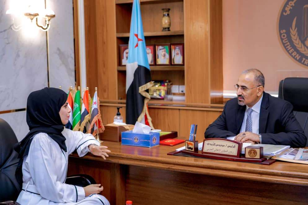 اللواء الزُبيدي يلتقي مديرة مكتب الإعلام بعدن