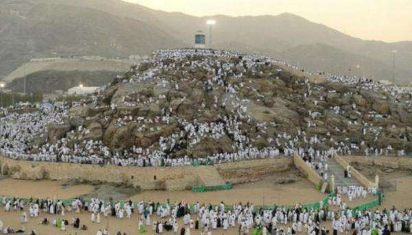 حجاج بيت الله الحرام يتوافدون إلى صعيد عرفات الطاهر