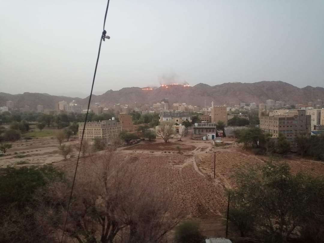 شاهد بالصورة .. جبال شبوة تضيء ناراً
