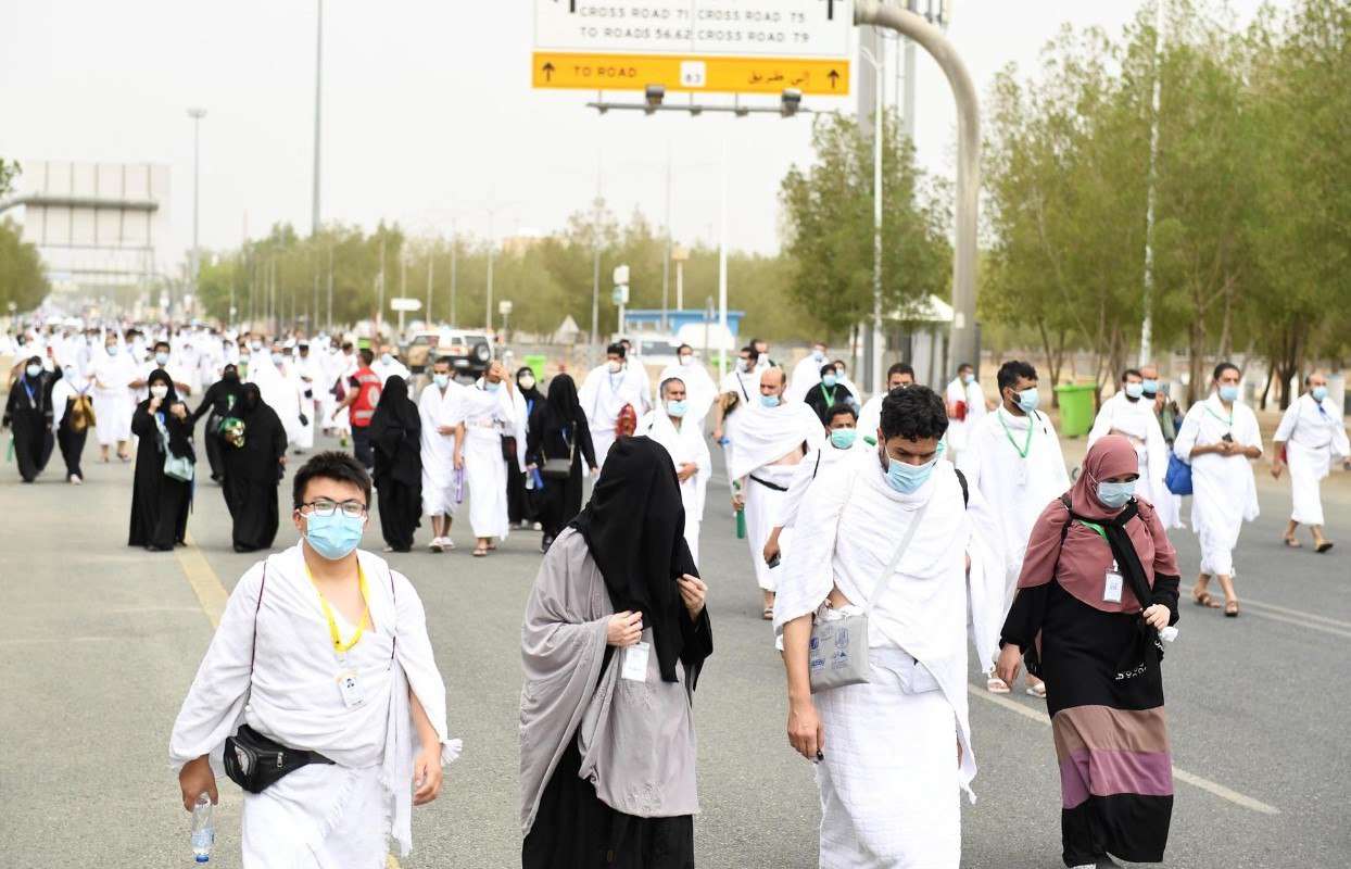 حجاج بيت الله الحرام يبيتون في مزدلفة استعداداً لأداء أعمال يوم النحر