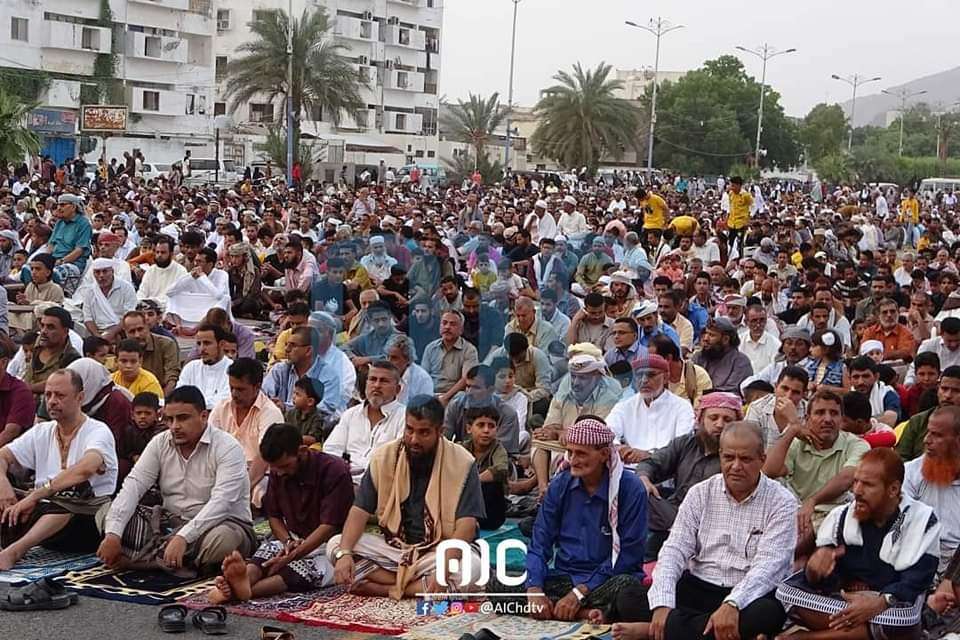 ظهور قيادي بالإنتقالي وسط عموم المصليين في خور مكسر(صور )