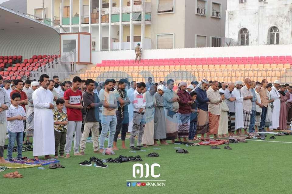 بالصور .. ظهور قياديين في المجلس الانتقالي وسط عموم المصليين في كريتر