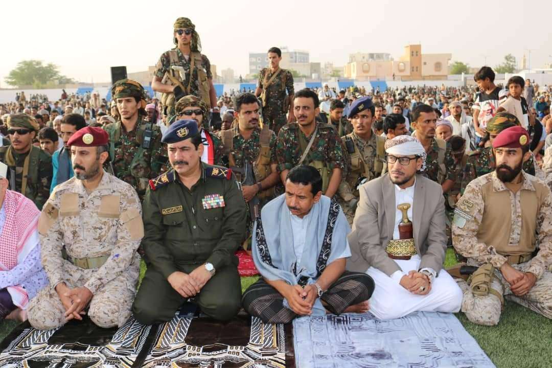 وزير الداخلية ومحافظ شبوة يؤديان صلاة عيد الأضحى مع جموع المصلين
