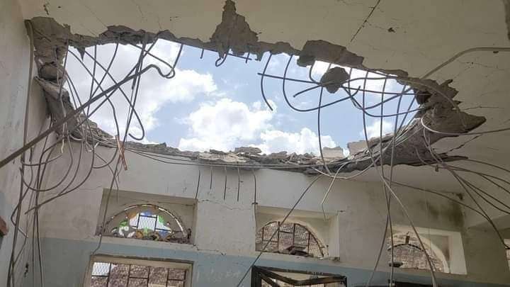 بالصور .. جماعة الحوثي تستهدف بصاروخ باليستي مدرسة في مأرب