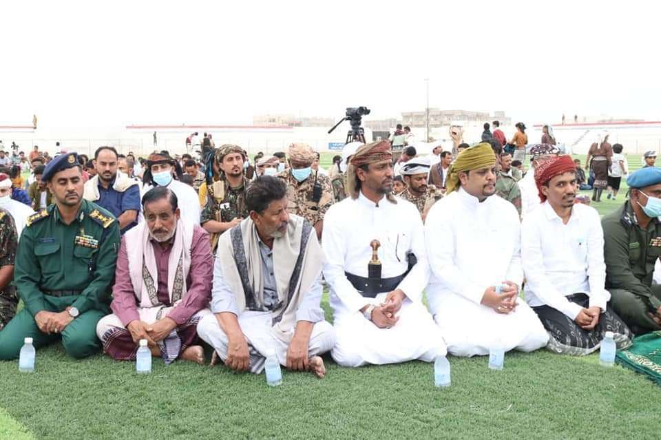 وزير الكهرباء ووكيل محافظة المهرة الأول يؤديان صلاة العيد مع جموع المصلين بمدينة الغيضة