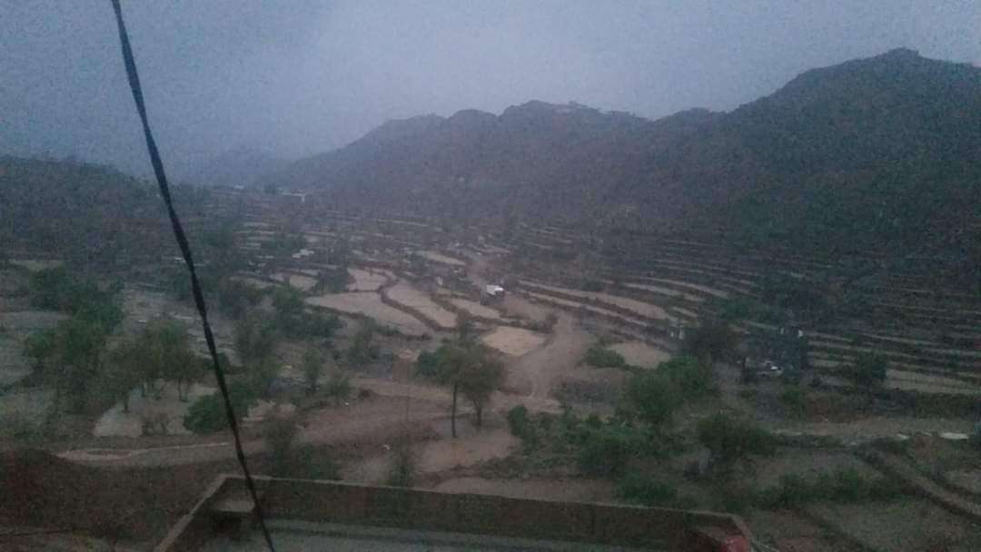 منذ ساعات .. إستمرار هطول الأمطار على لحج (صورة)