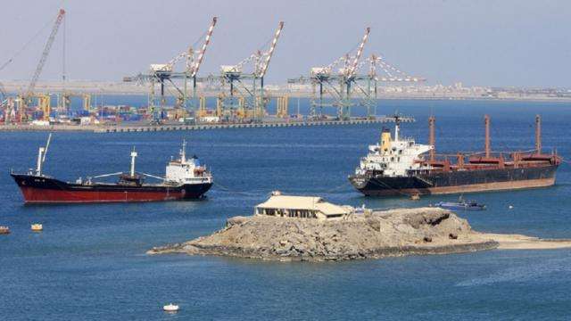 رئيس موانئ عدن: جهودنا متواصلة لإزاحة البواخر المتهالكة قرب القناة الملاحية