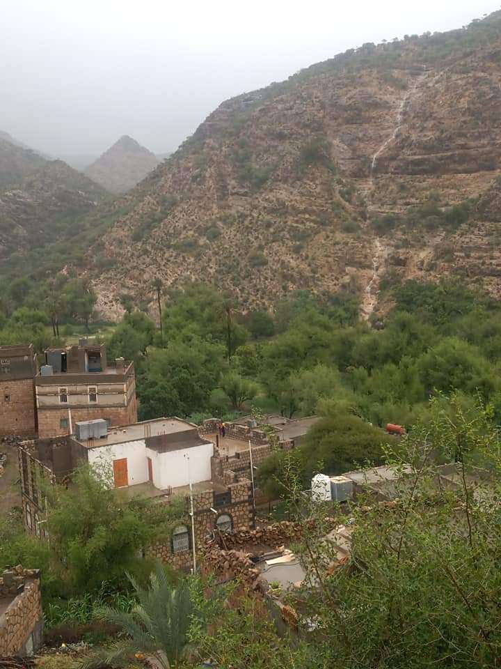 شاهد بالصور .. هطول أمطار غزيرة على قرية بني عمر في تعز