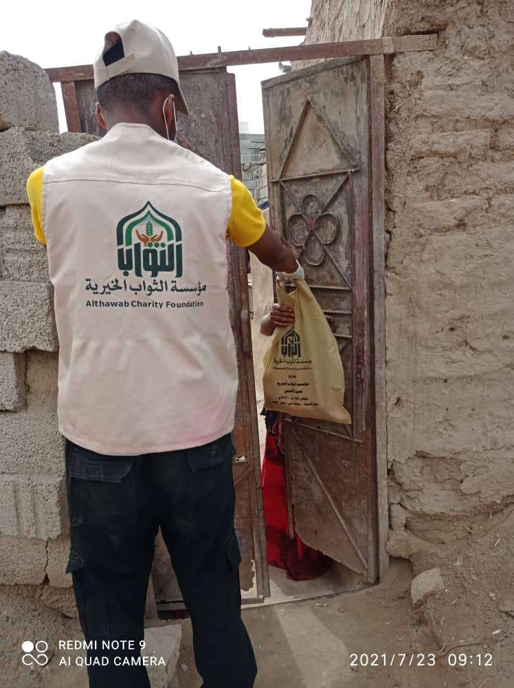 مؤسسة شباب للتنمية الشاملة توزع أضاحي العيد للنازحين في أبين