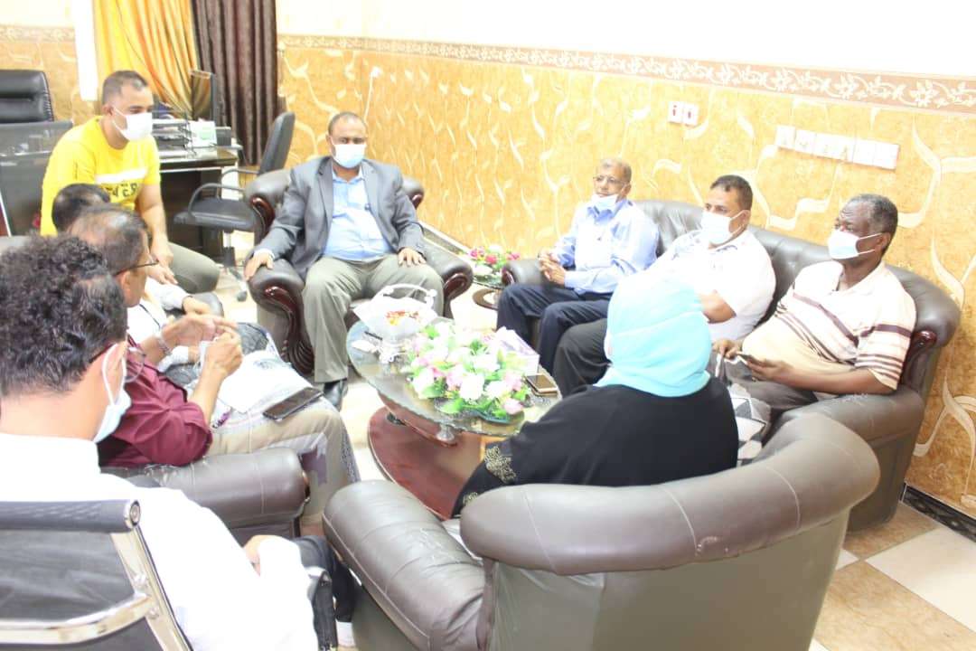 الجمحي : يلتقي قيادات ومدراء الادارات لمناقشة سير عمل المرافق الصحية بعد إجازة عيد الأضحى المبارك الجمحي : يلتقي قيادات ومدراء الادارات لمناقشة سير عمل المرافق الصحية بعد إجازة عيد الأضحى المبارك