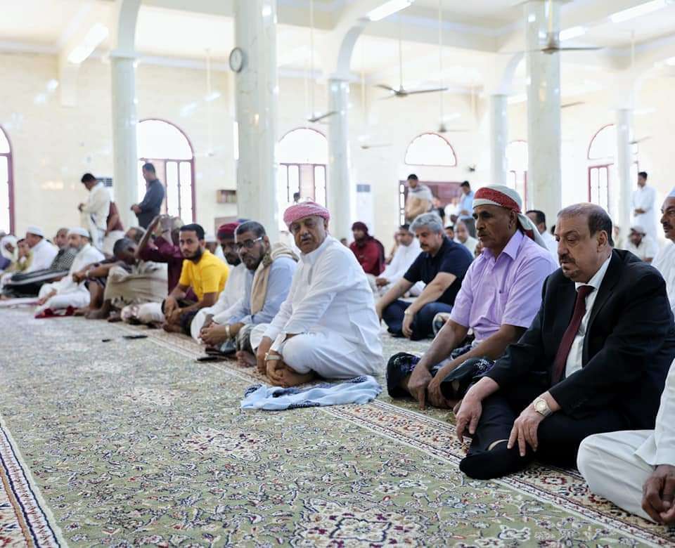 بالصور .. ظهور رئيس مجلس النواب في إحدى جوامع المكلا لأداء صلاة الجمعة