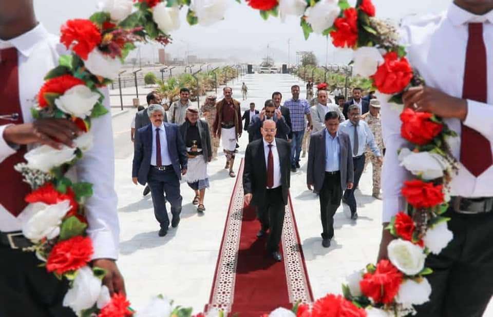الشيخ البركاني والمحافظ البحسني يضعان إكليلاً من الورد على ضريح الجندي المجهول بالنصب التذكاري وساحة شهداء حضرموت