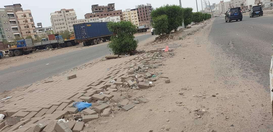مواطنون يشكون من تدمير شارع في عدن