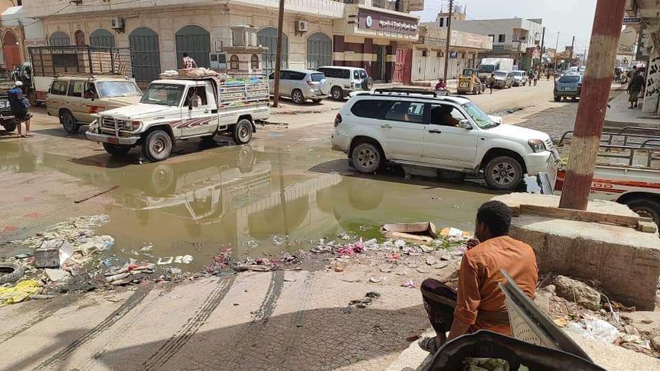 استمرار طفح مياه الصرف الصحي بشوارع عتق