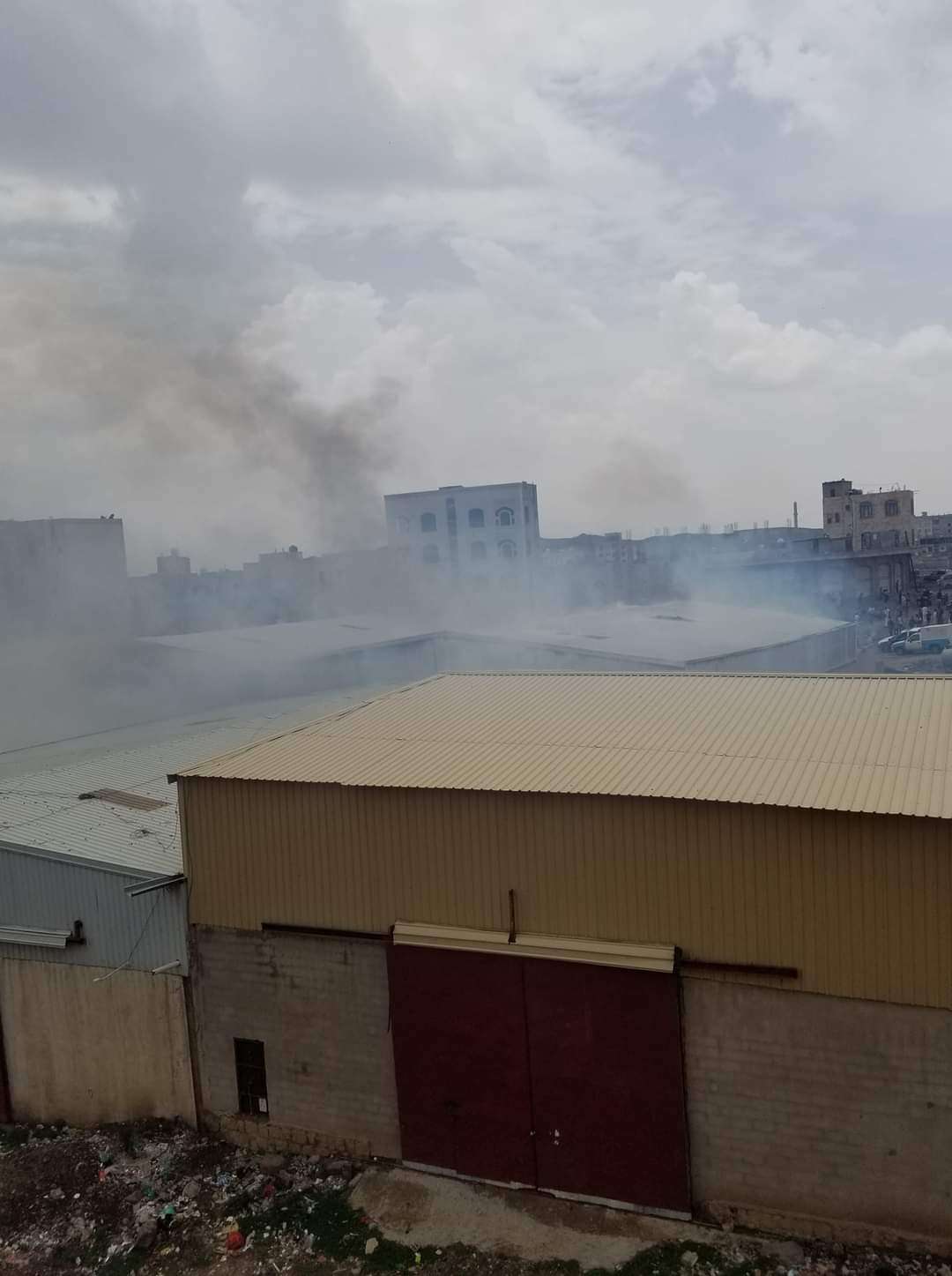 حريق ضخم يلتهم هناجر مواد غذائية بصنعاء والخسائر بعشرات الملايين