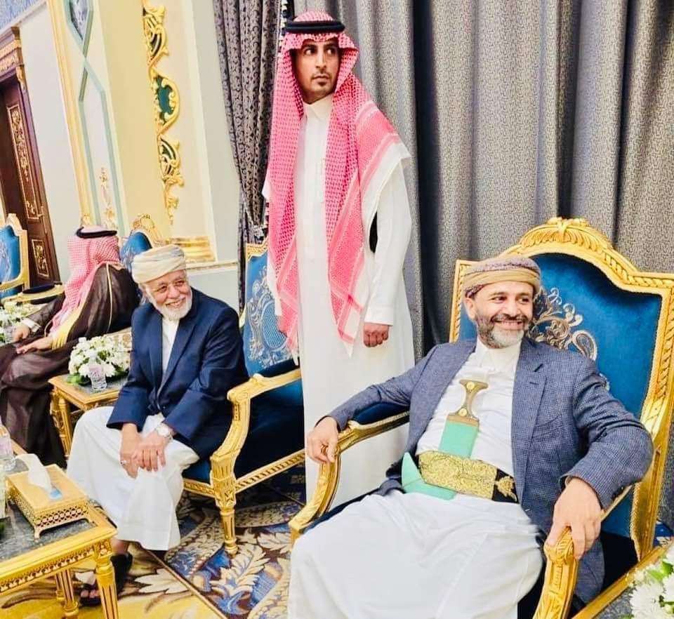 اول ظهور لعلي محسن الاحمر بهذا الشكل وبجانب حميد الاحمر بهذه الدولة اول ظهور لعلي محسن الاحمر بهذا الشكل وبجانب حميد الاحمر بهذه الدولة