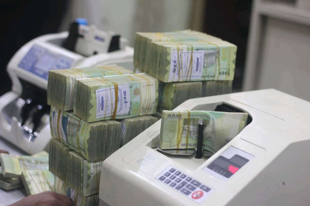 قيادي حو ثي يبث بشرى سارة بشأن المرتبات