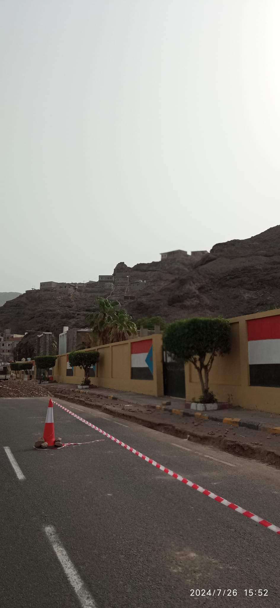 مواطنون يشكون بطء العمل في صيانة شارع رئيسي بعدن مواطنون يشكون بطء العمل في صيانة شارع رئيسي بعدن