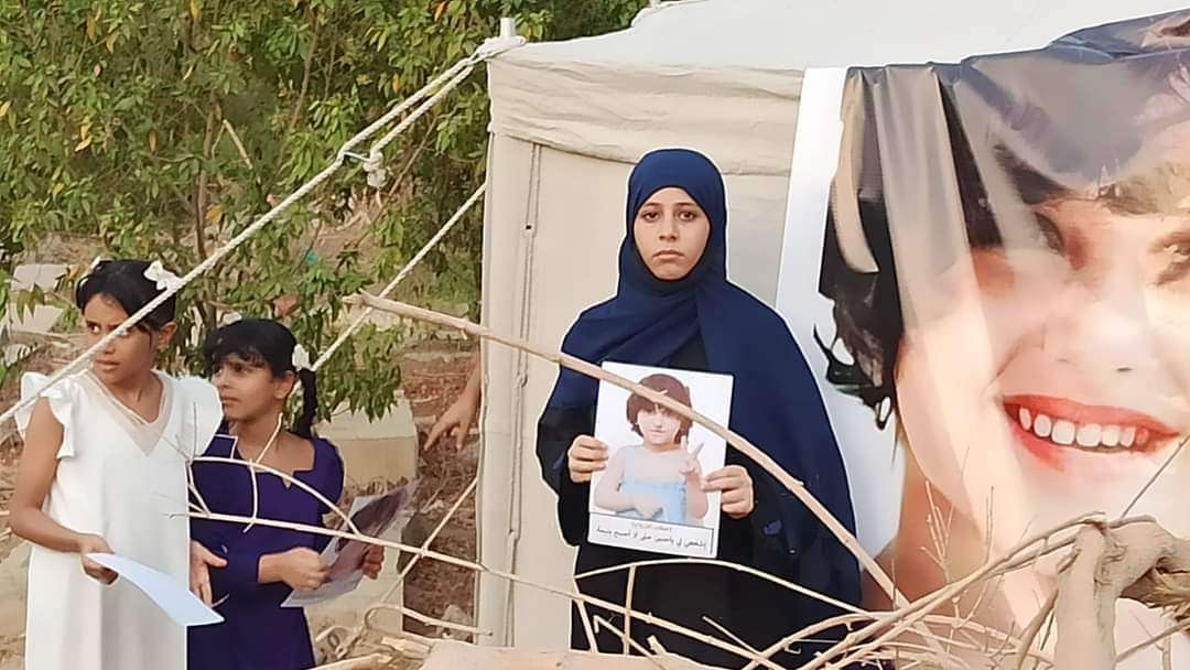 بنات حسين هرهرة يخيمن عند قبر الطفلة حنين البكري ويناشدن بهذا الامر بعدن بنات حسين هرهرة يخيمن عند قبر الطفلة حنين البكري ويناشدن بهذا الامر بعدن