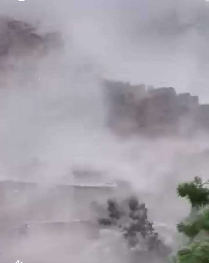 أمر خطير يهدد حياة أهالي منطقة الصحى كربا بتعز أمر خطير يهدد حياة أهالي منطقة الصحى كربا بتعز