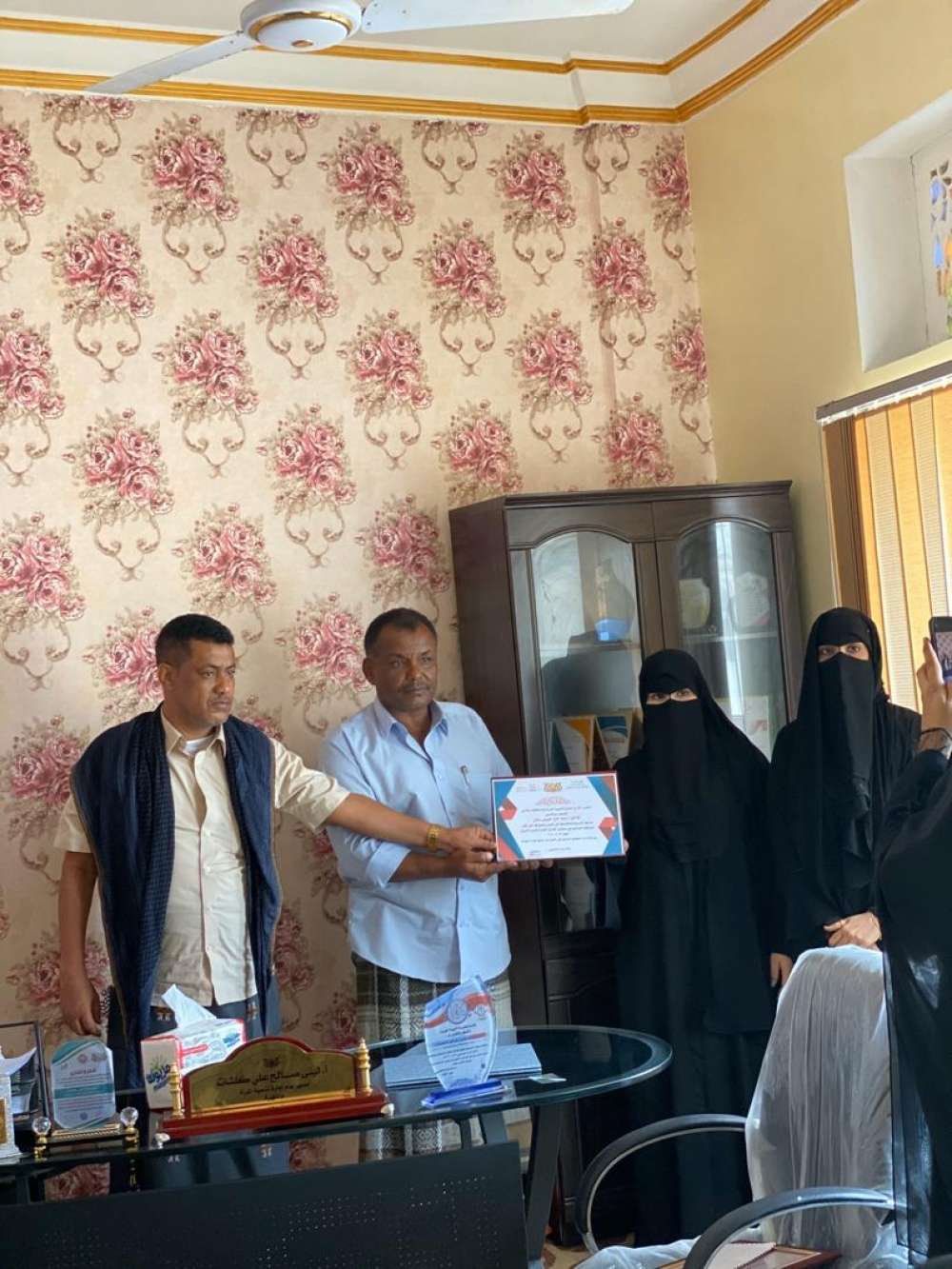 الإدارة العامة لتنمية المرأة تكرم عدد من موظفات ديوان المحافظة والخمس الاوائل من الاسر المنتجة بالغيضة الإدارة العامة لتنمية المرأة تكرم عدد من موظفات ديوان المحافظة والخمس الاوائل من الاسر المنتجة بالغيضة