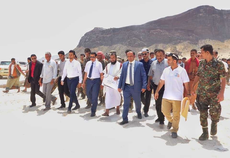 محافظ شبوة يدشن العمل في منتجع قنا السياحي ويتفقد الخزن الاستراتيجي ويسلم 40 قارب صيد للصيادين محافظ شبوة يدشن العمل في منتجع قنا السياحي ويتفقد الخزن الاستراتيجي ويسلم 40 قارب صيد للصيادين