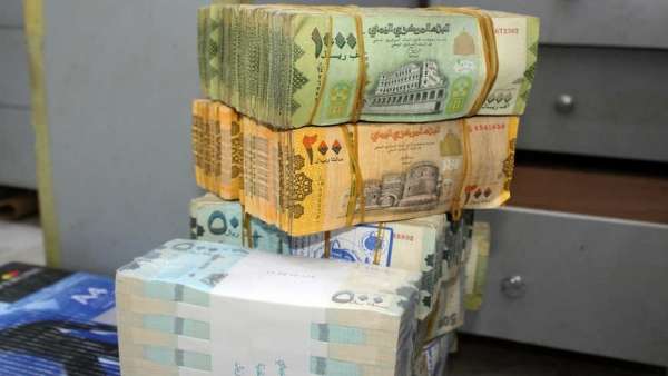 خبير اقتصادي يكشف أسباب انهيار الريال اليمني وإرتفاع أسعار عمولة الحوالات ..!!