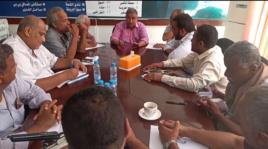 مدير عام نظافة عدن يشدد على مضاعفة الجهود والعمل بجدية للحفاظ على نظافة وتحسين المحافظة