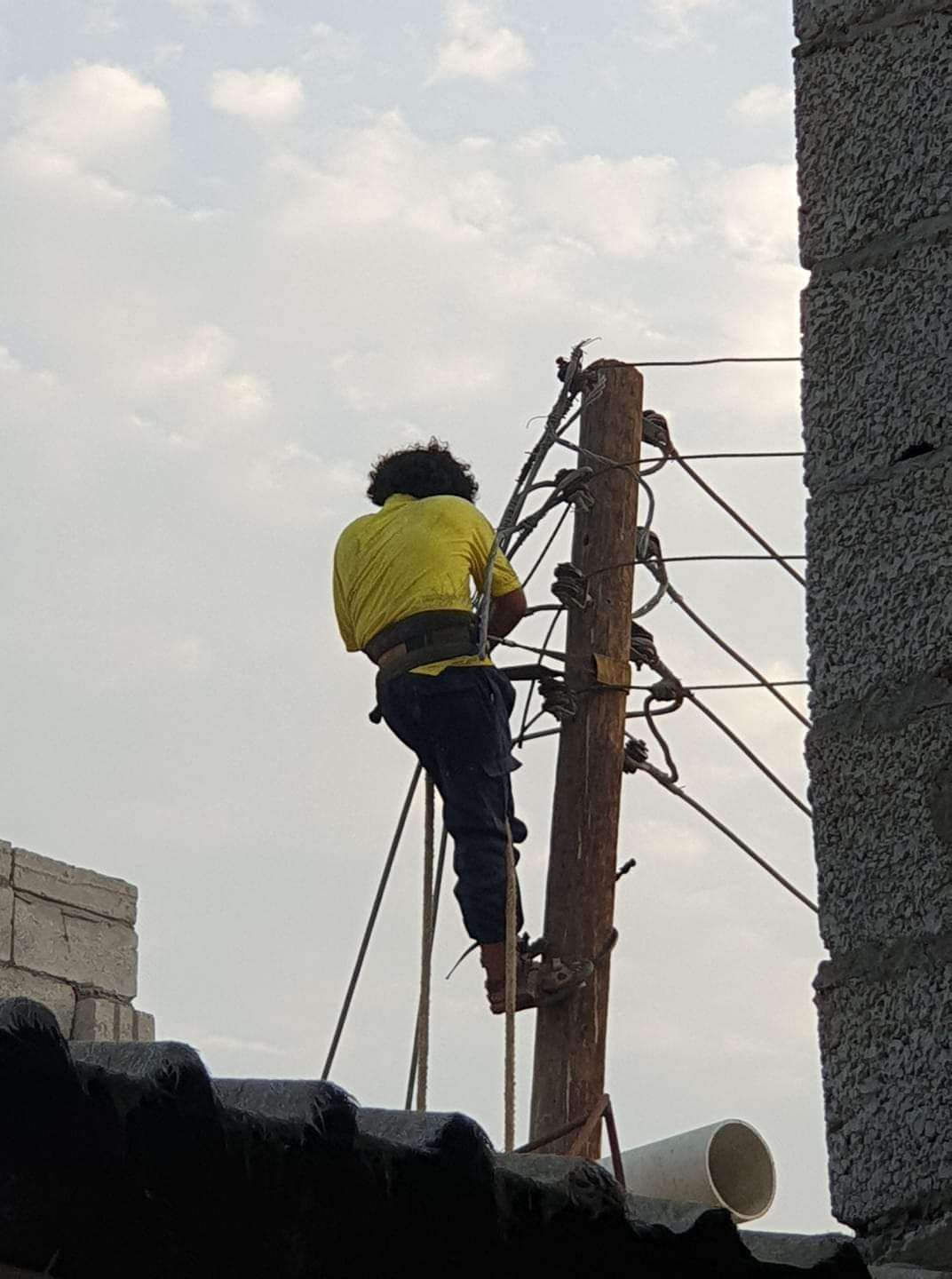 إليكم السبب الرئيسي بتدمير مكونات شبكة مؤسسة الكهرباء في عدن