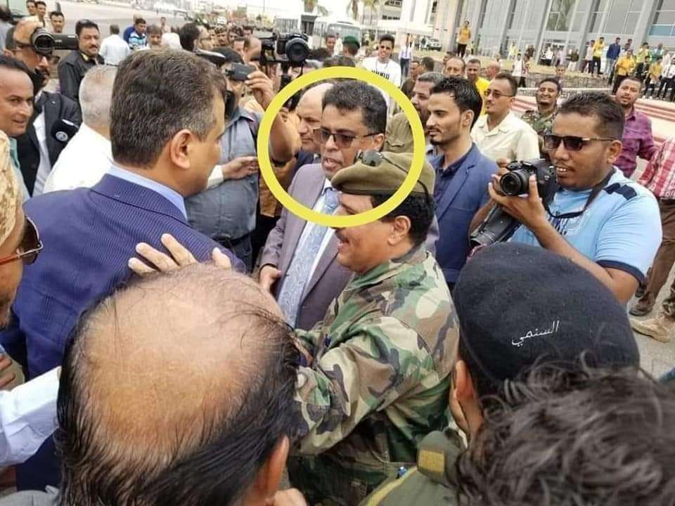 من هو الرجل الذي أثار مواقع التواصل الإجتماعي بظهوره أثناء إستقبال محافظ عدن الجديد؟