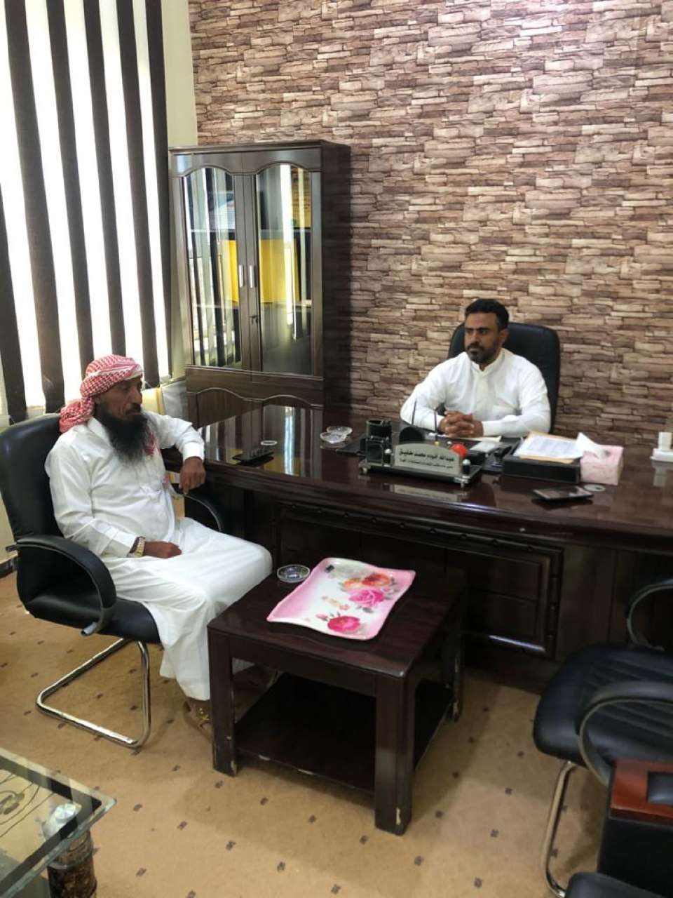مدير عام الصناعة والتجارة بالمهرة يناقش مع مدير مكتب حصوين آلية ضبط أسعار المواد الغذائية والغاز المنزلي