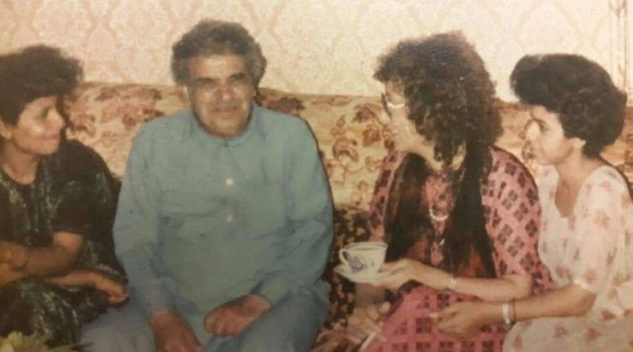 صورة من الزمن الجميل.. فنانين عرب يزورون منزل الرئيس اسماعيل في عدن