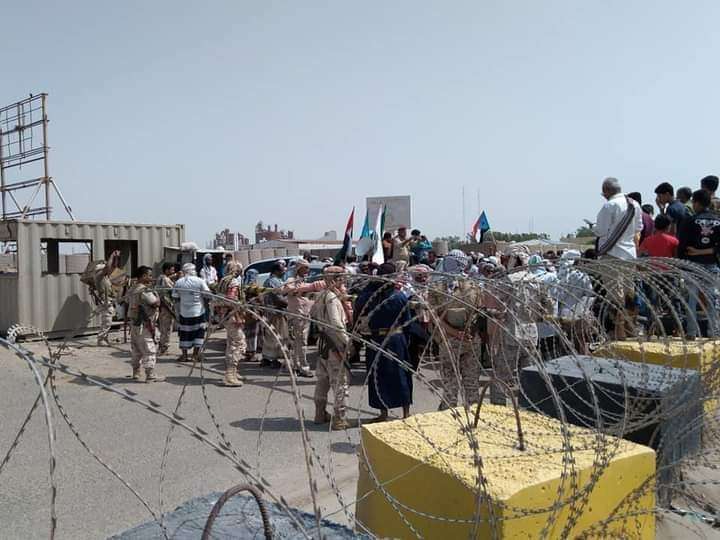 بالصور .. معتصمون يغلقون بوابات التحالف بعدن .. والسبب! بالصور .. معتصمون يغلقون بوابات التحالف بعدن .. والسبب!