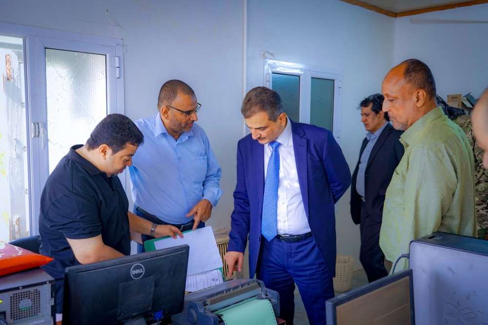 محافظ عدن يزور مؤسسة المياه والصرف الصحي ويطلع على أوضاعها