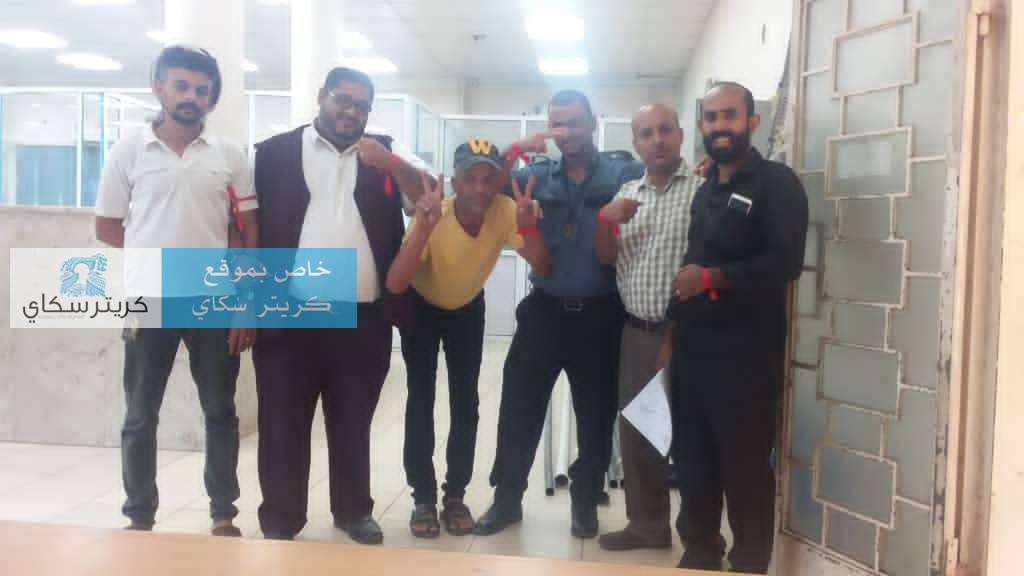 موظفو البنك الأهلي يرفعون الشارات الحمراء لهذا السبب!