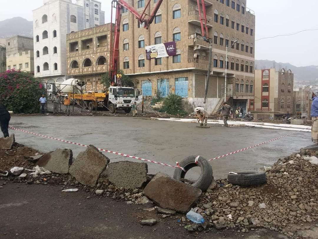 تواصل حملة إصلاح طرقات شوارع مدينة تعز