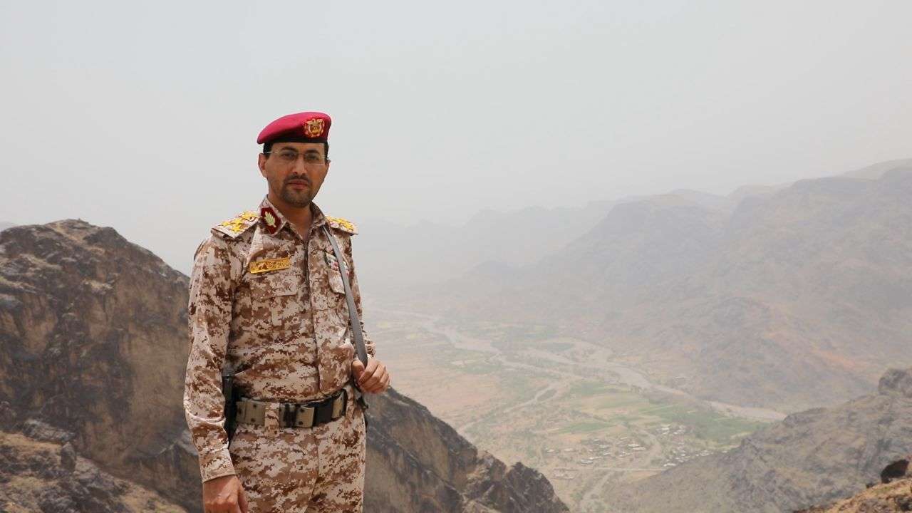 المتحدث العسكري للحوثيين يزور رأس عقبة القنذع المطلة على بيحان(صورة)