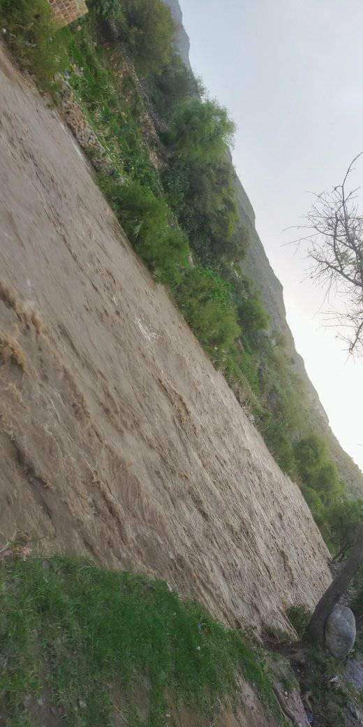 يحدث الآن : سيول كبيرة في وادي بنا (صورة) يحدث الآن : سيول كبيرة في وادي بنا (صورة)