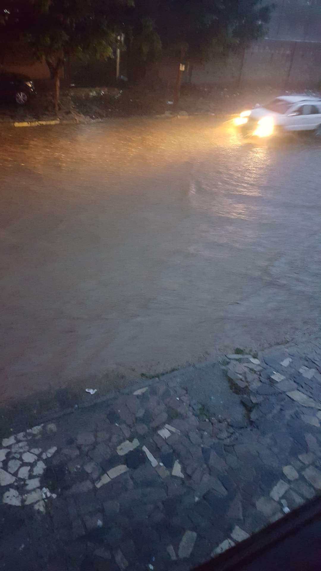 يحدث الآن : منخفض جوي تشهدها صنعاء و السيول تغرق شوارع العاصمة (صور) يحدث الآن : منخفض جوي تشهدها صنعاء و السيول تغرق شوارع العاصمة (صور)