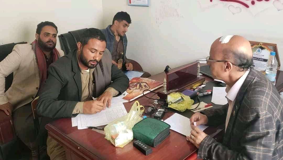 شخص يرمي رئيس جامعة يمنية بطوب والامن يلقي القبض عليه شخص يرمي رئيس جامعة يمنية بطوب والامن يلقي القبض عليه