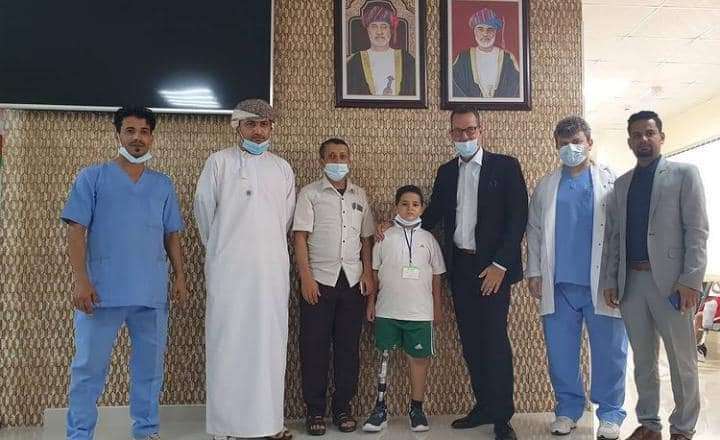 السفير السويدي لدى اليمن وعُمان يزور الجرحى اليمنيين في المركز العربي بصلالة