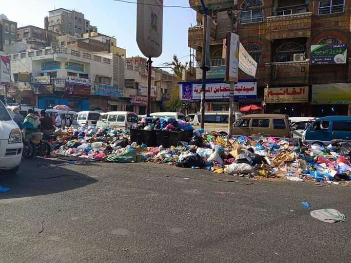 بالصورة .. تكدس القمامة بشوارع تعز