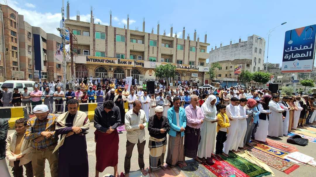 يحدث الآن : مظاهرات حاشدة بتعز للمطالبة بإقالة المحافظ ومحاسبة الفاسدين