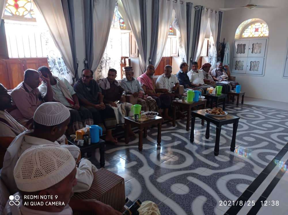 بايماني وكوادر مكتب ضرائب ساحل حضرموت يقدمون واجب العزاء للأستاذ حاج عليو لوفاة والدة بمدينة الحامي